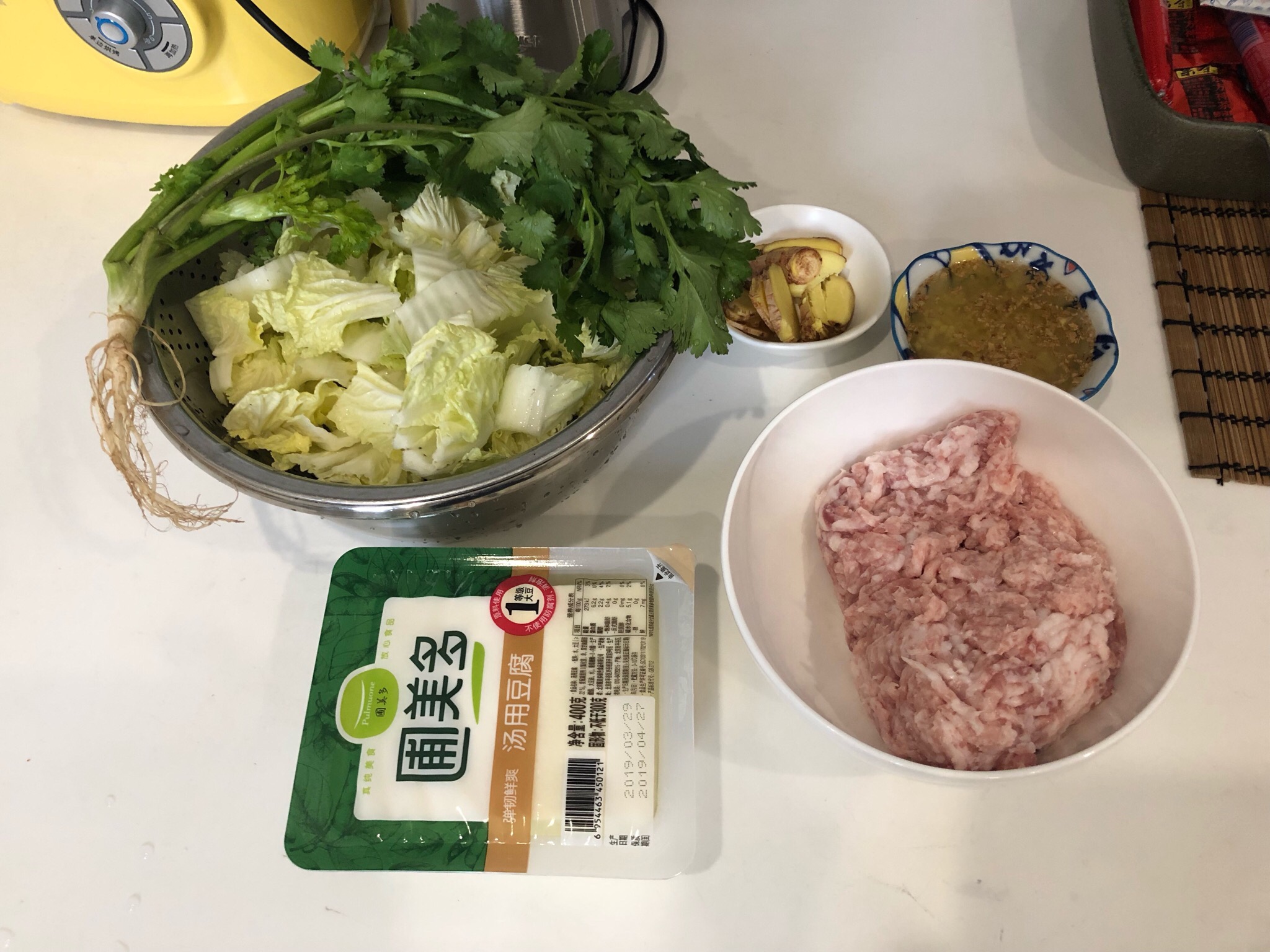 香菜丸子白菜豆腐汤的做法 步骤1