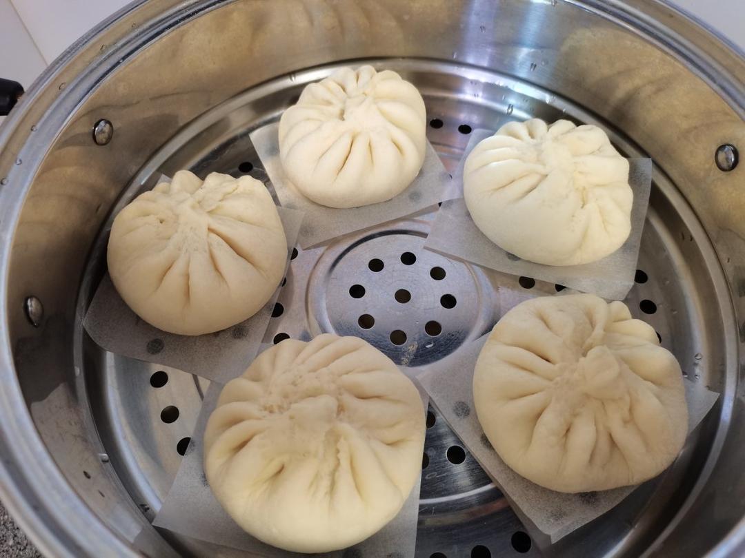 松软多汁的肉包子