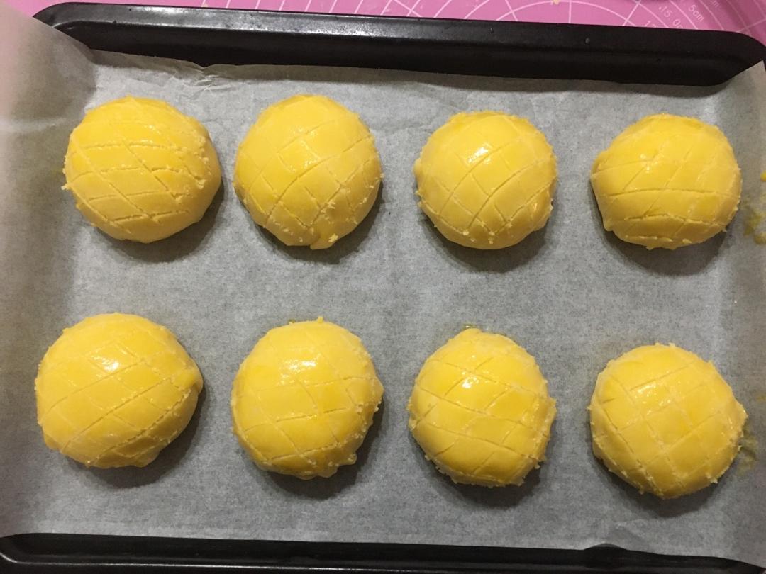 好吃到炸裂的港式菠萝包（附带制作酥皮的小视频）
