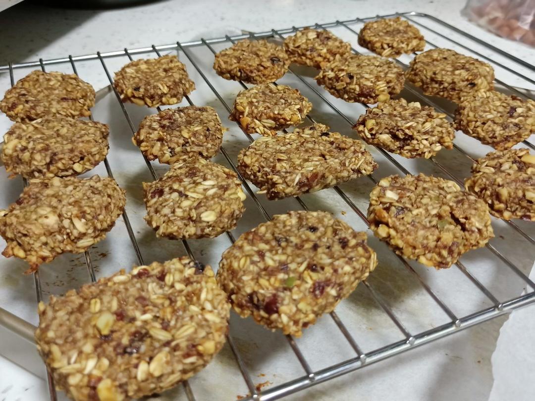 超级简单超快手-无油无糖超级健康的—香蕉燕麦坚果能量棒