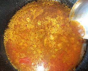 臊子面汤，，葱姜蒜，然后十三香    花椒面   （一点点鸡精）   盐的做法 步骤2