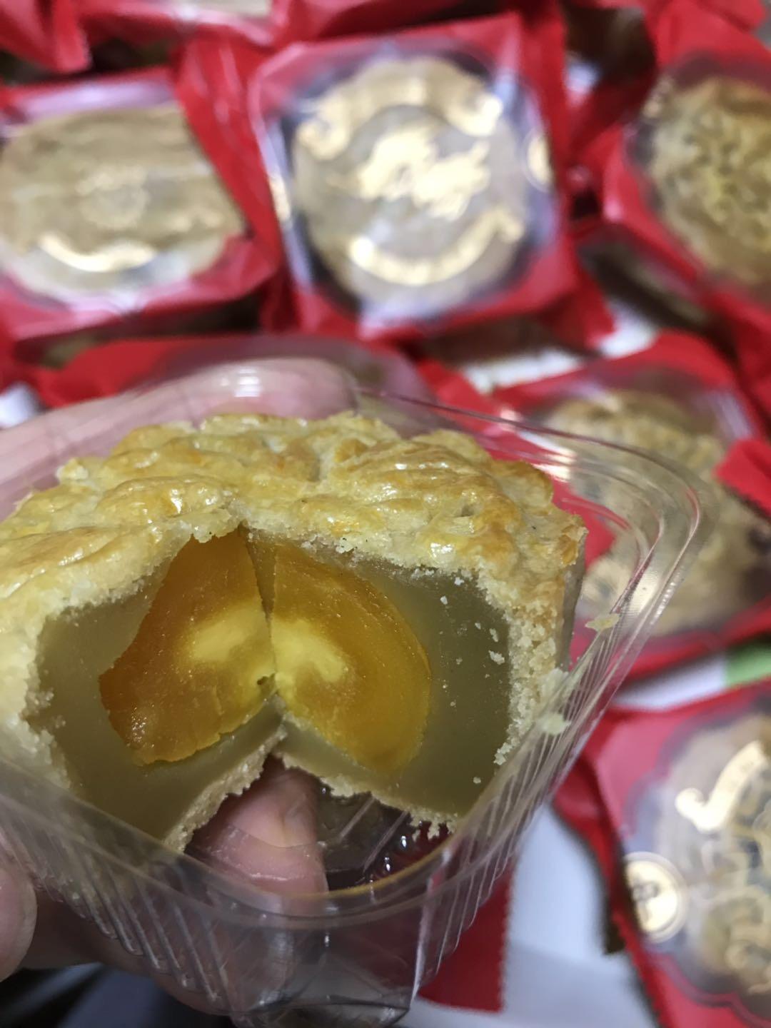 广式月饼－－蛋黄豆沙月饼