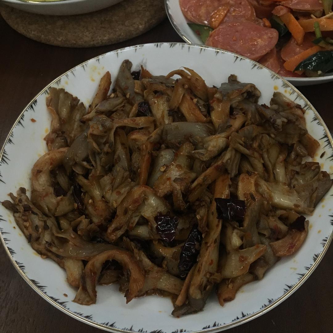 孜然蒜蓉辣酱炒鲜蘑