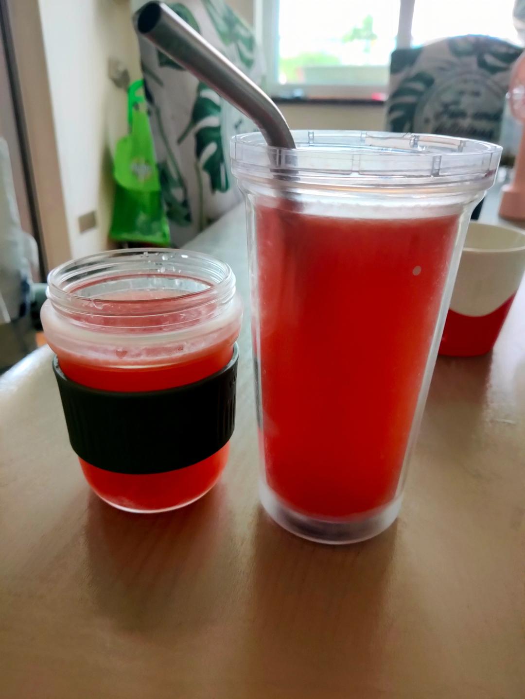 满杯西柚气泡水