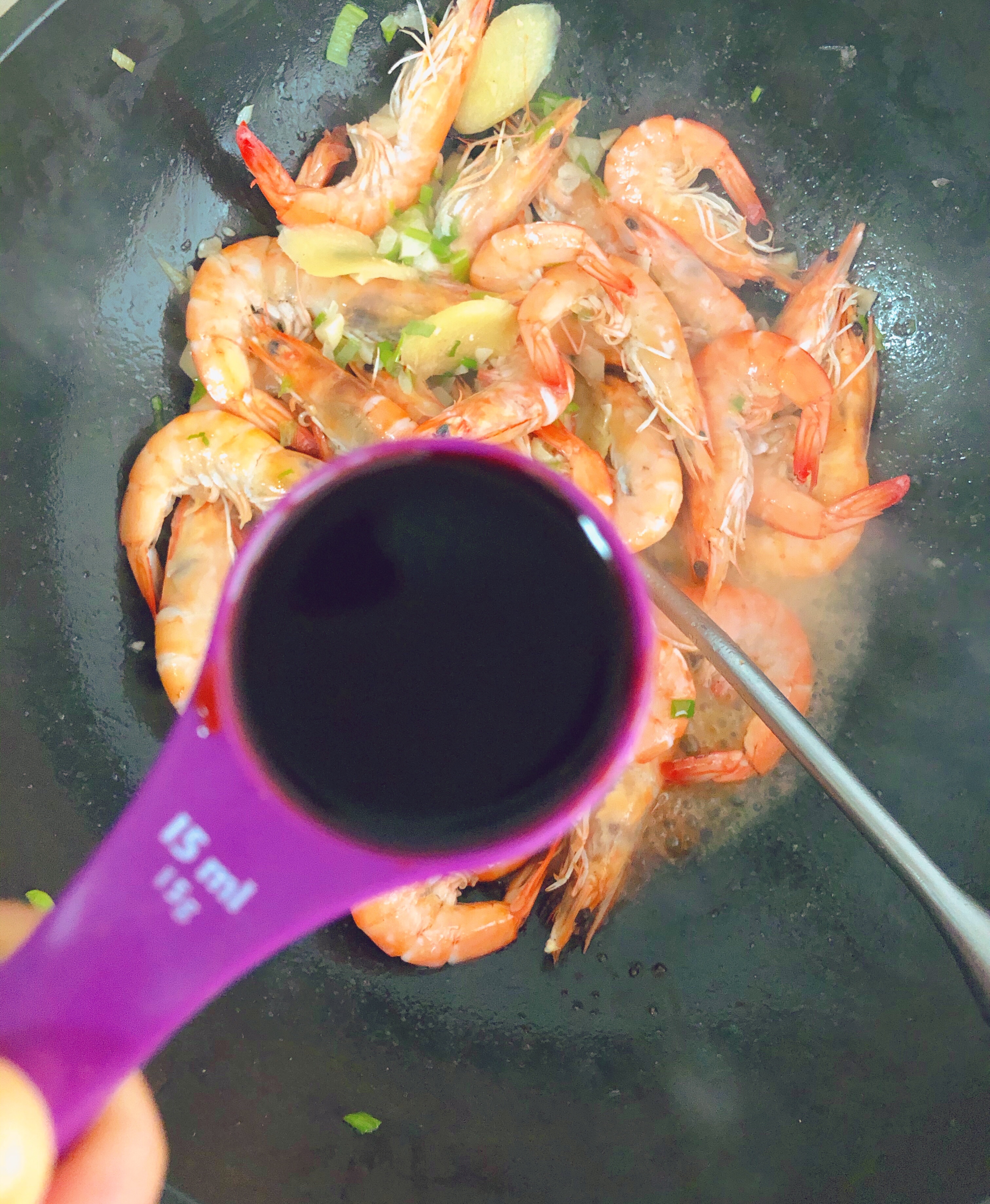 营养健康简单快速的油焖红烧大虾的做法 步骤4
