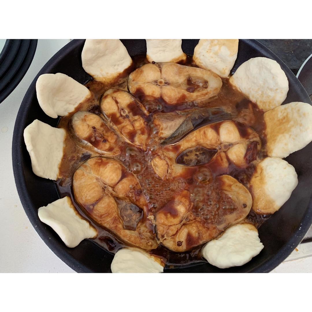 铁锅炖鱼贴饼子