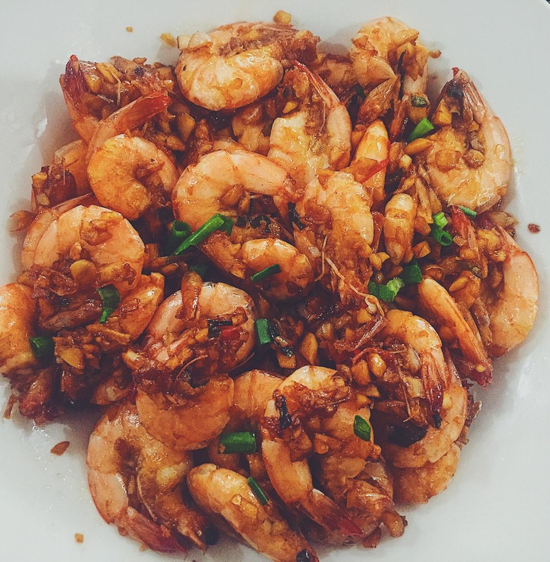 羊村长竟然会下厨做的蒜蓉油爆虾