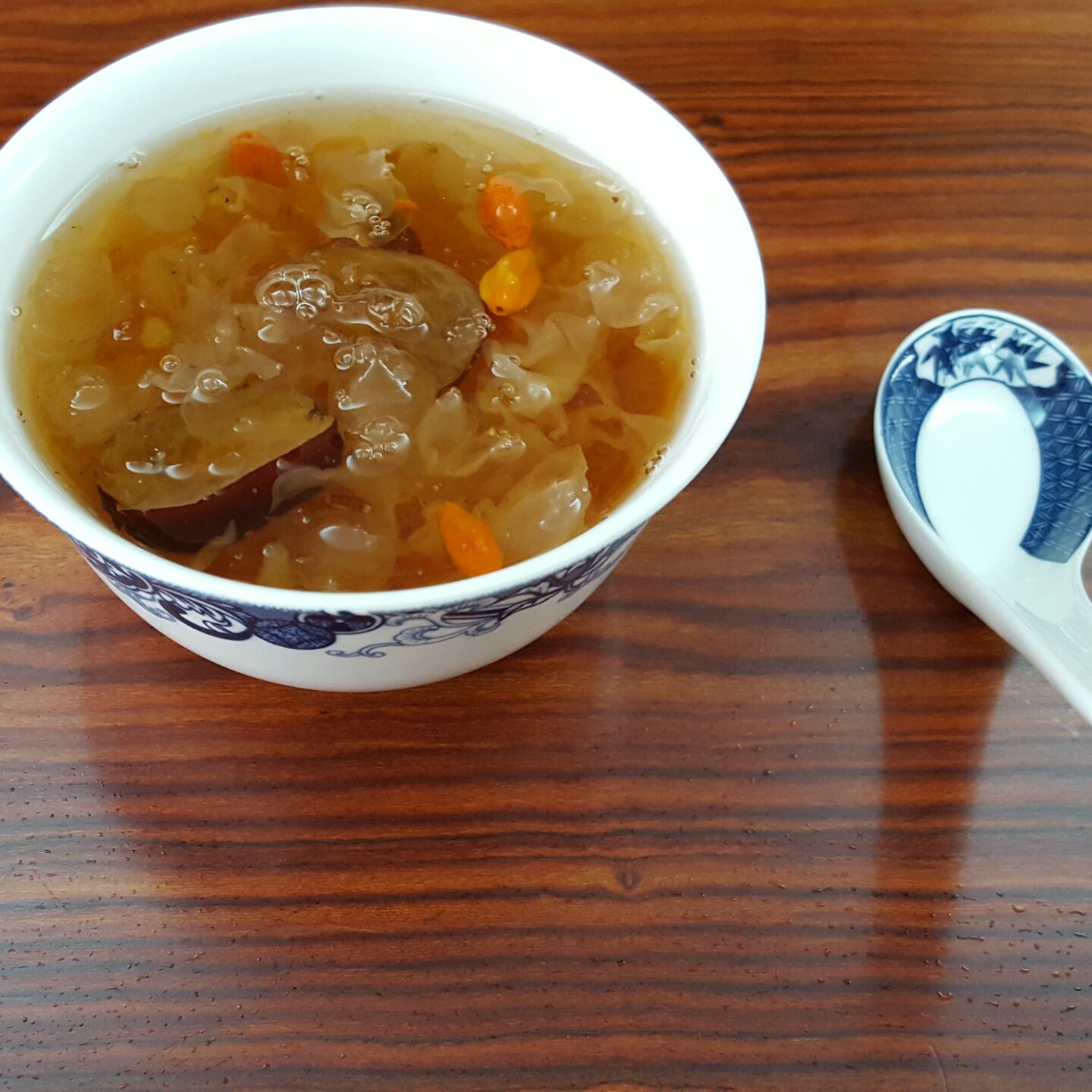 美容润肤 益气补血《桃胶皂角米百合银耳红枣羹》