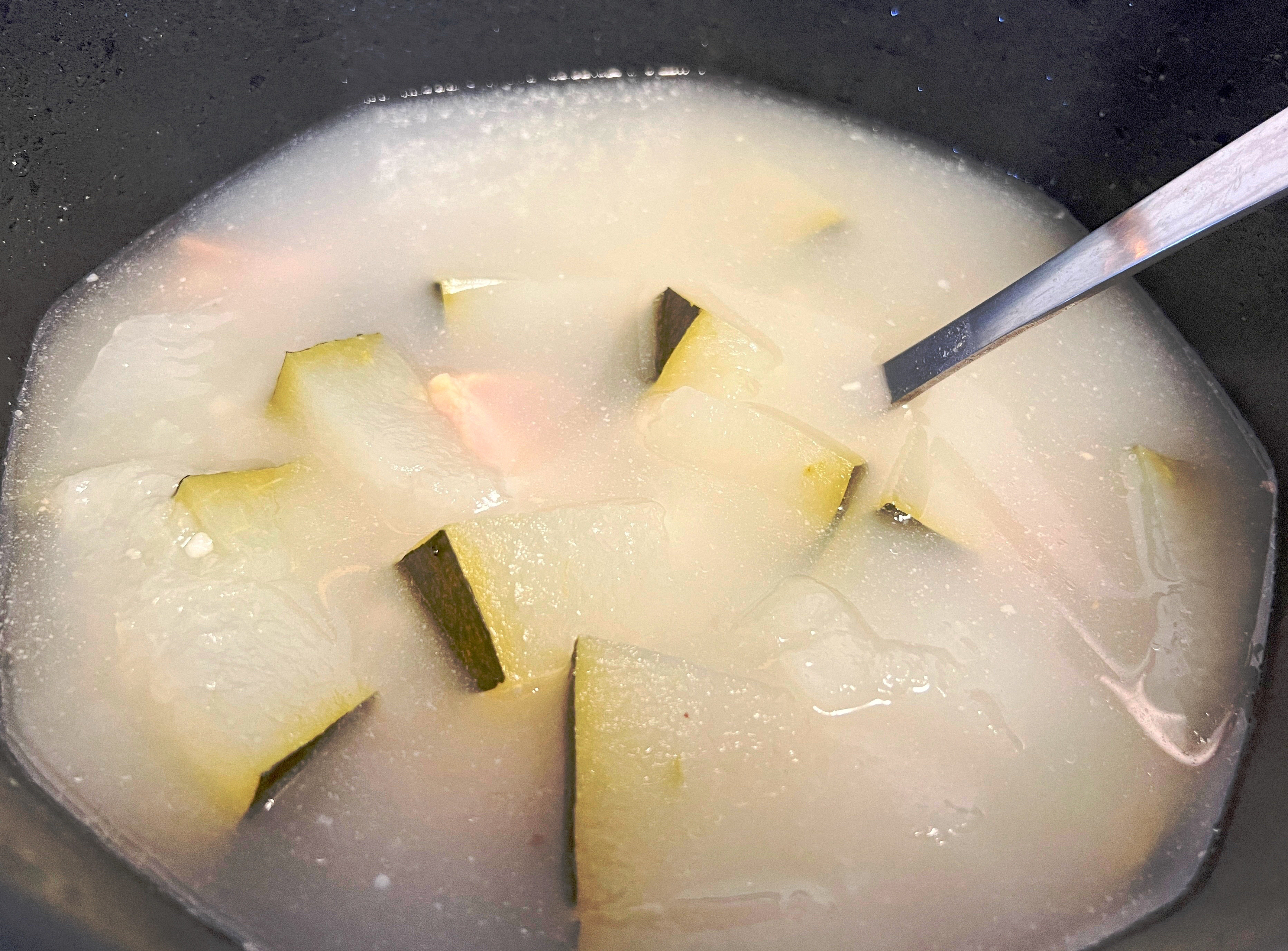 盛夏消暑的冬瓜薏米排骨汤，瞧瞧这奶白色的多好看