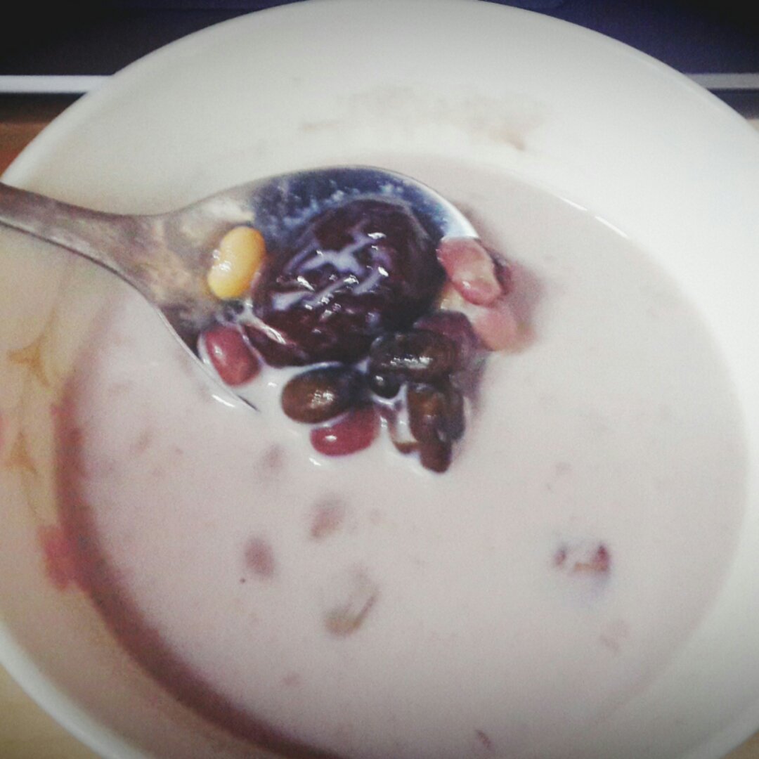 花生黄豆黑豆红豆红枣牛奶甜汤（电高压锅版）
