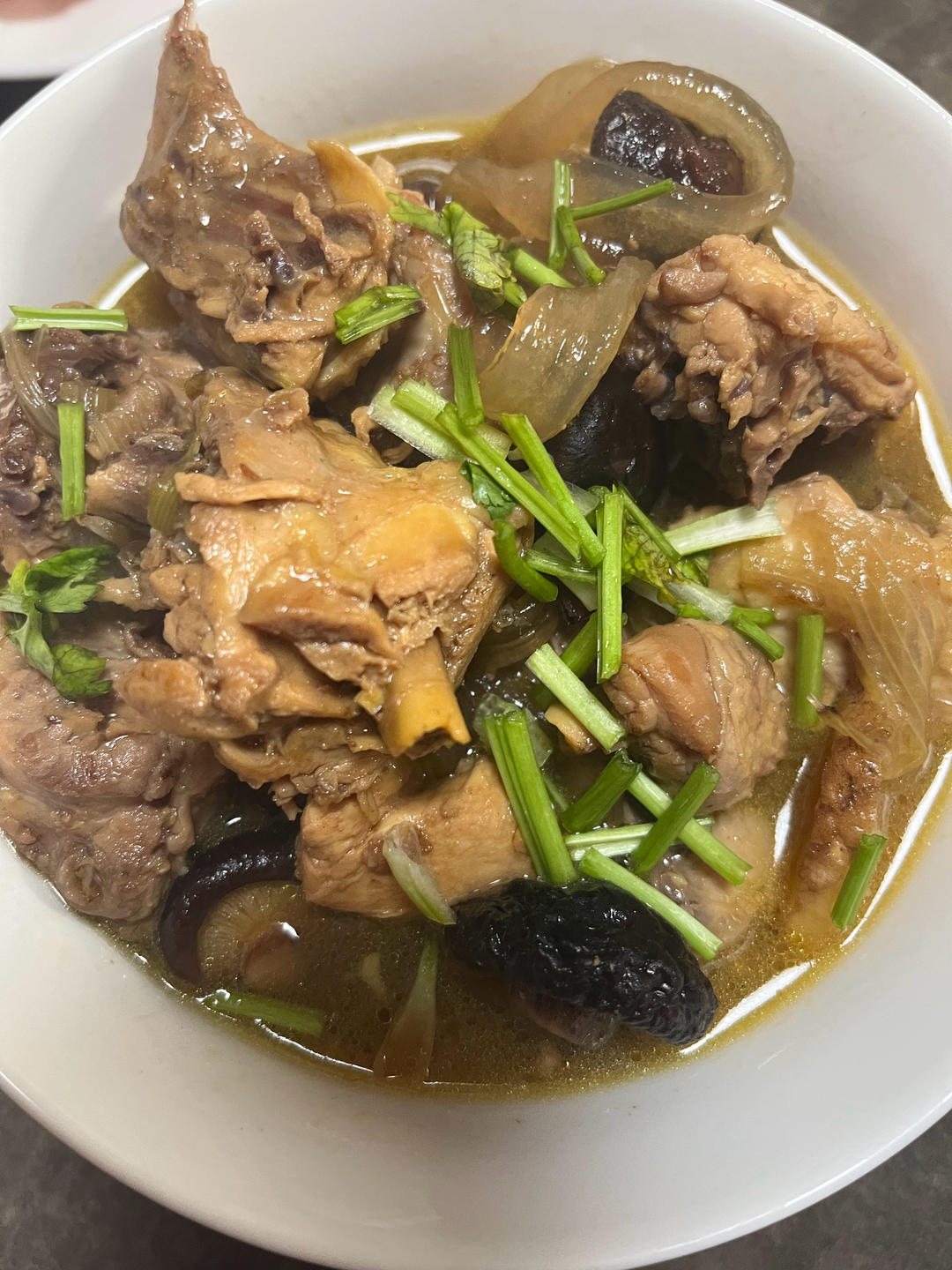 厨师长教你：“小鸡炖蘑菇”的家常做法，汤鲜肉美味，先收藏起来