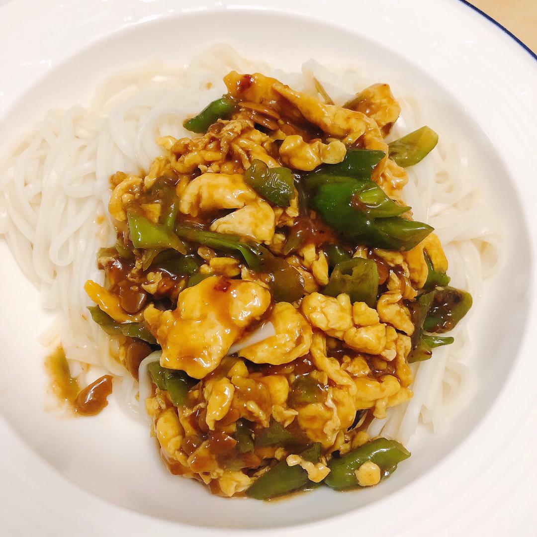 5分钟搞定的青椒鸡蛋盖码面