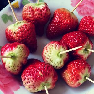 【草莓冰糖葫芦➕糖画】一份材料get两样技能！！！的做法 步骤2