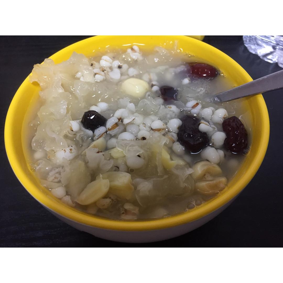 红枣薏米银耳羹