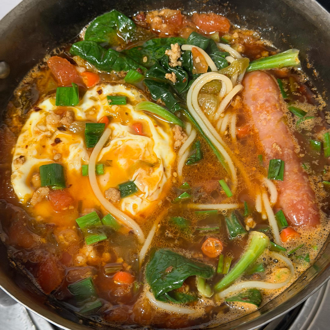 ✅挑战365天晚餐不重样第238天:番茄酸菜肉末米线‼️