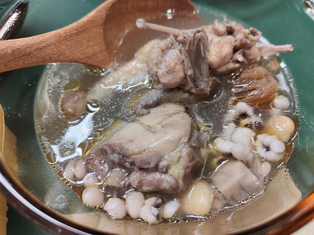 淮山茯苓芡实鸡汤的做法