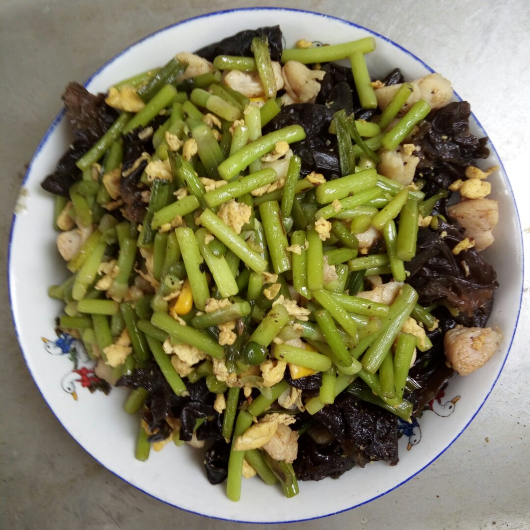 蒜苔木耳炒肉丝