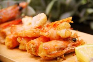 虾油香煎汶莱蓝虾、蓝虾刺身和炸虾头——一虾三味的做法 步骤7