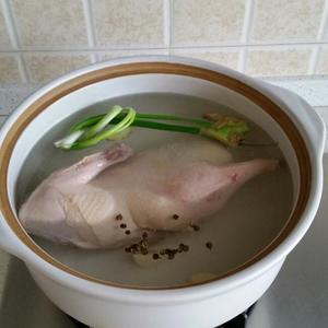 酸萝卜扁尖老鸭汤的做法 步骤3