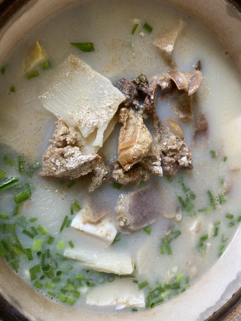 咸肉河蚌豆腐冬笋煲