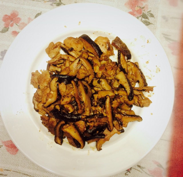 很下饭的爆炒香菇鸡腿肉