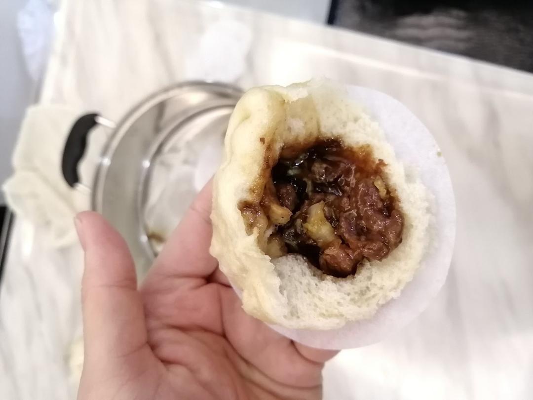 云朵般松软爆浆蜜汁叉烧包