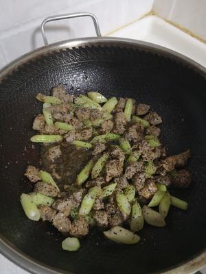 超简单的黑胡椒牛肉粒，小盆友百吃不厌的做法 步骤10