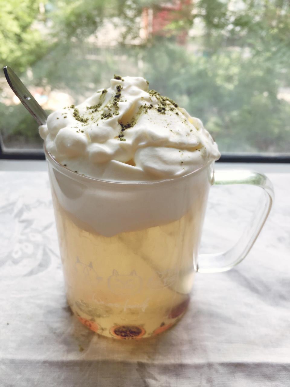 芝士奶盖茉莉花茶饮