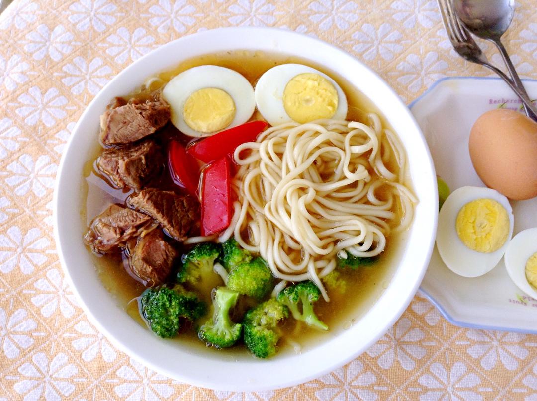 大块牛肉浓汤，蔬菜，鸡蛋面条，