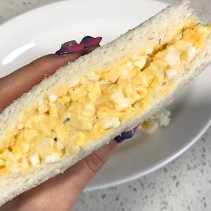 一口爆浆✨细腻又酸甜的奶油口感日式鸡蛋三明治☺️添加神秘食材☺️的做法 步骤18