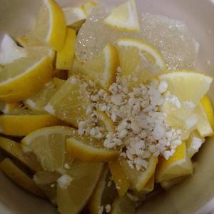 川贝冰糖炖柠檬的做法 步骤2
