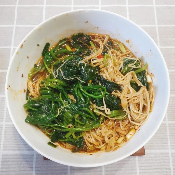 解馋减脂餐！酸辣开胃又下饭的菠菜拌金针菇