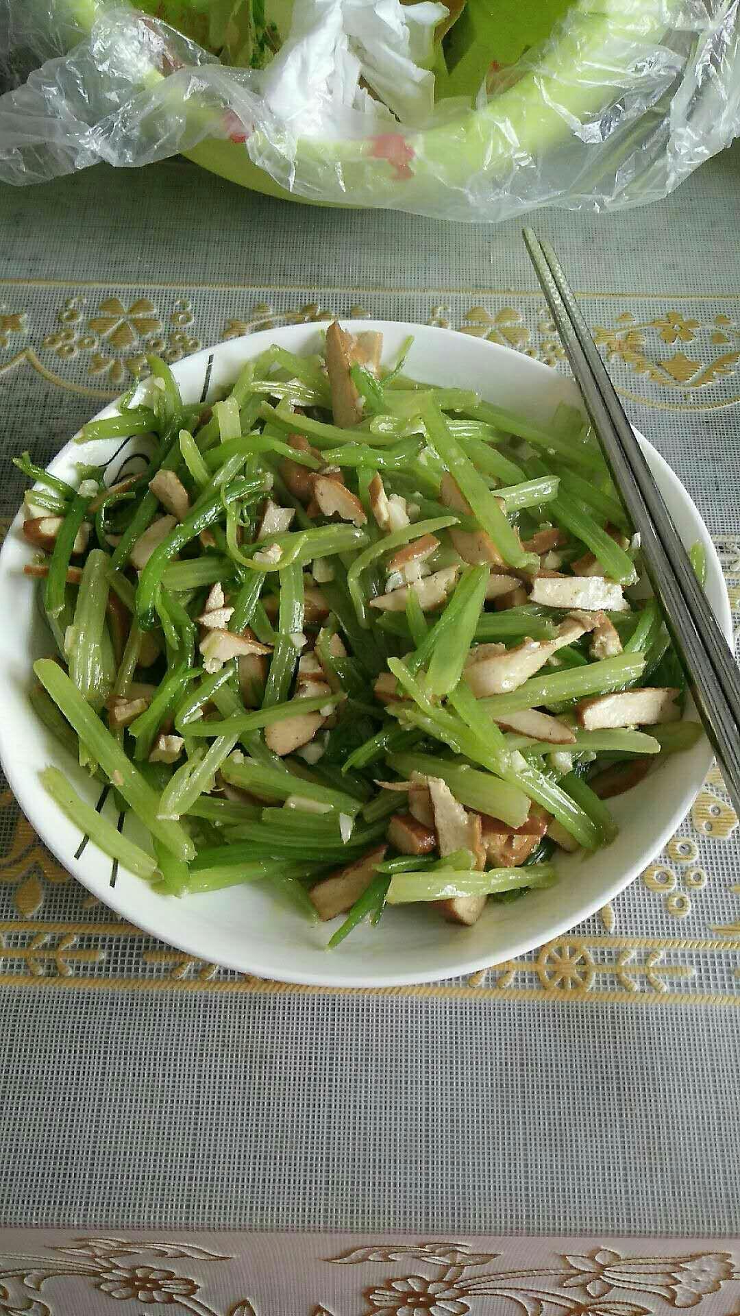 芹菜炒香干（2.7）的做法