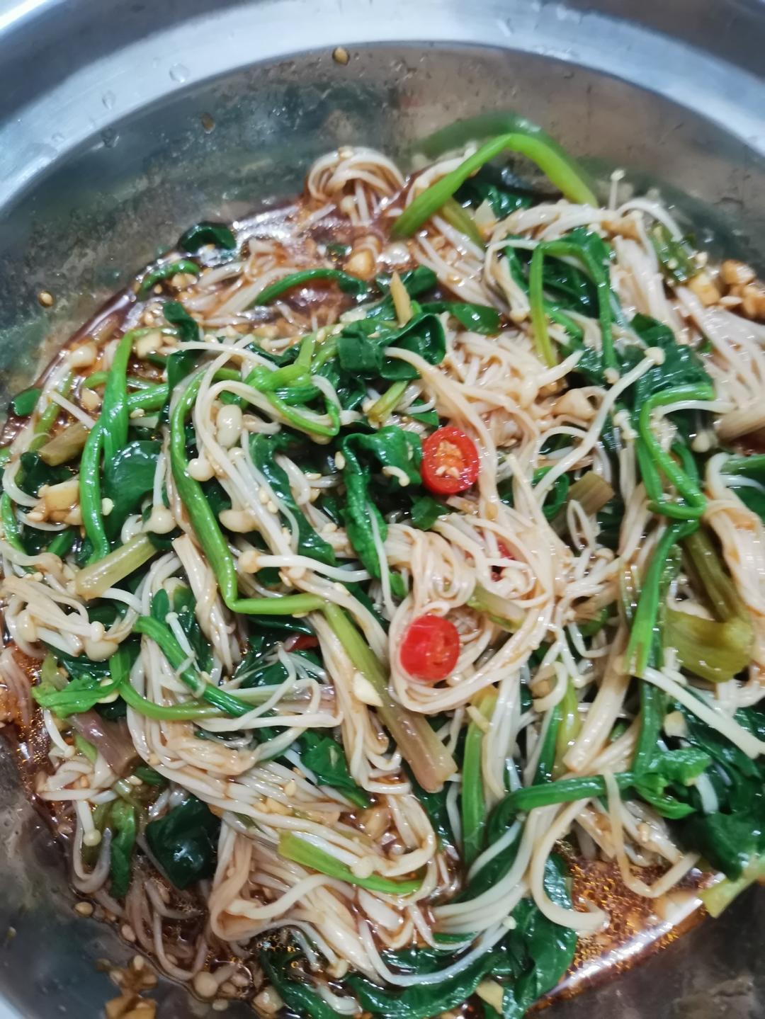 解馋减脂餐！酸辣开胃又下饭的菠菜拌金针菇