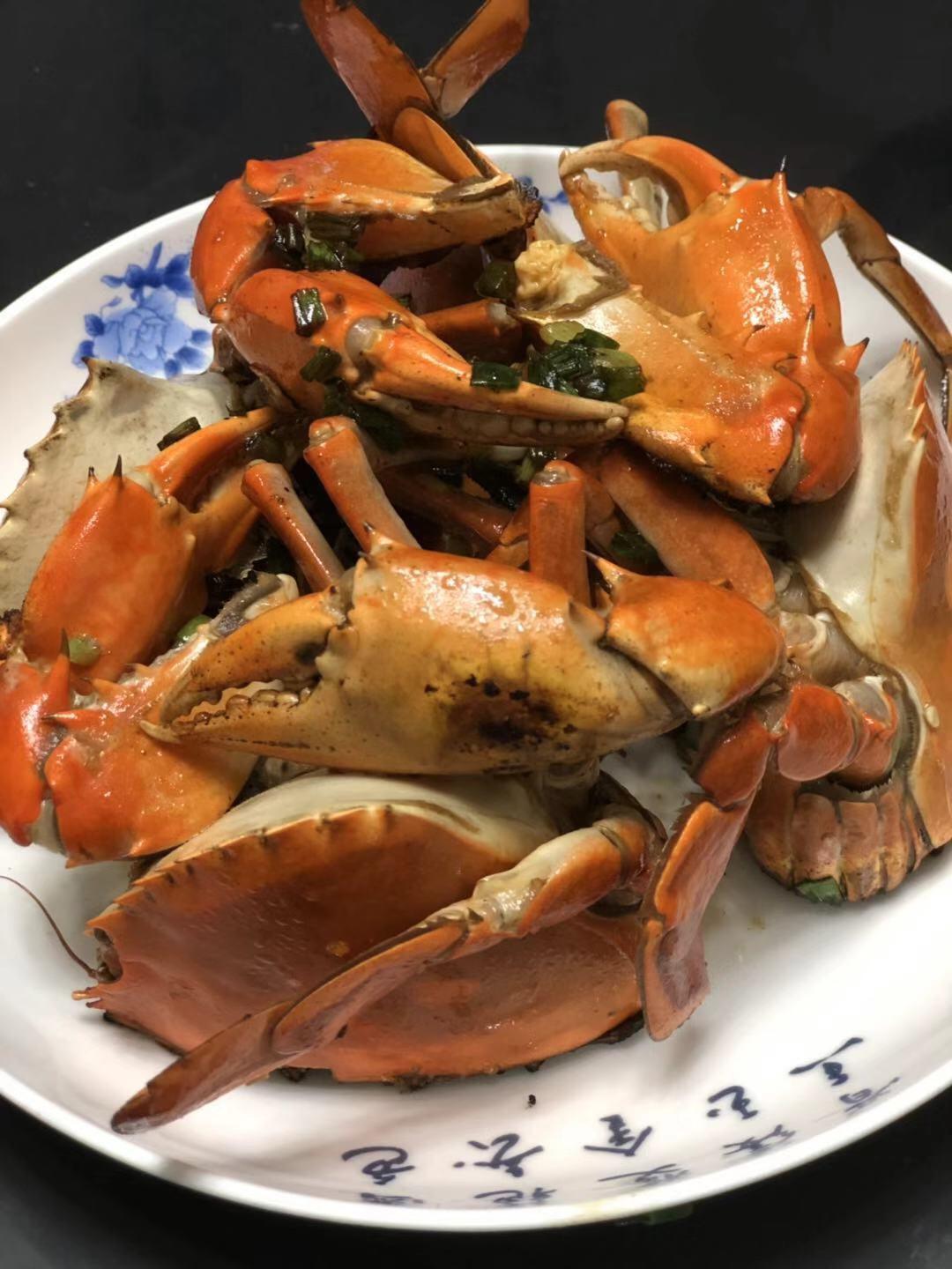 红膏蟹2只姜4片麻油4勺高度白酒3克厦门煎蟹的做法螃蟹用刷子洗干净