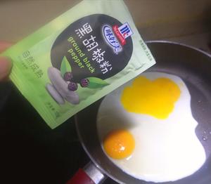 快手黑胡椒肉松煎蛋（无油）的做法 步骤2