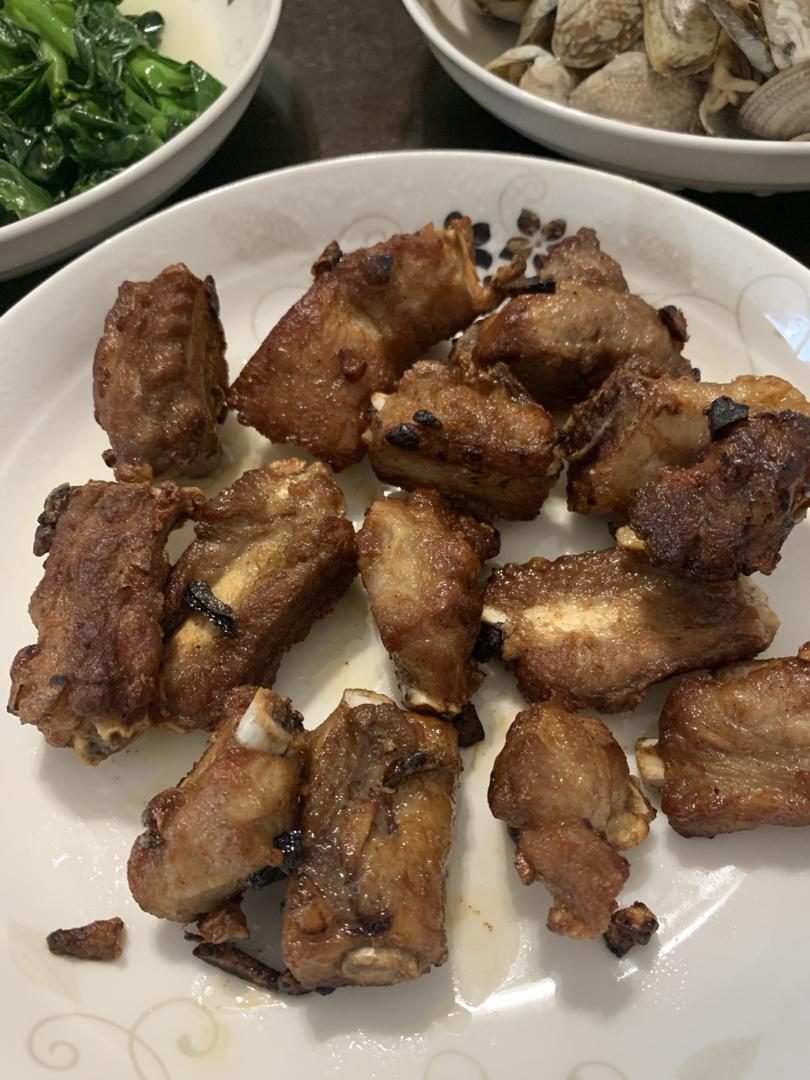 我家排骨从不红烧，加一些大蒜，出锅香喷喷，孩子吃完舔手指