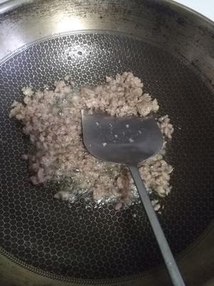 猪肉洋葱炒玉米的做法 步骤1