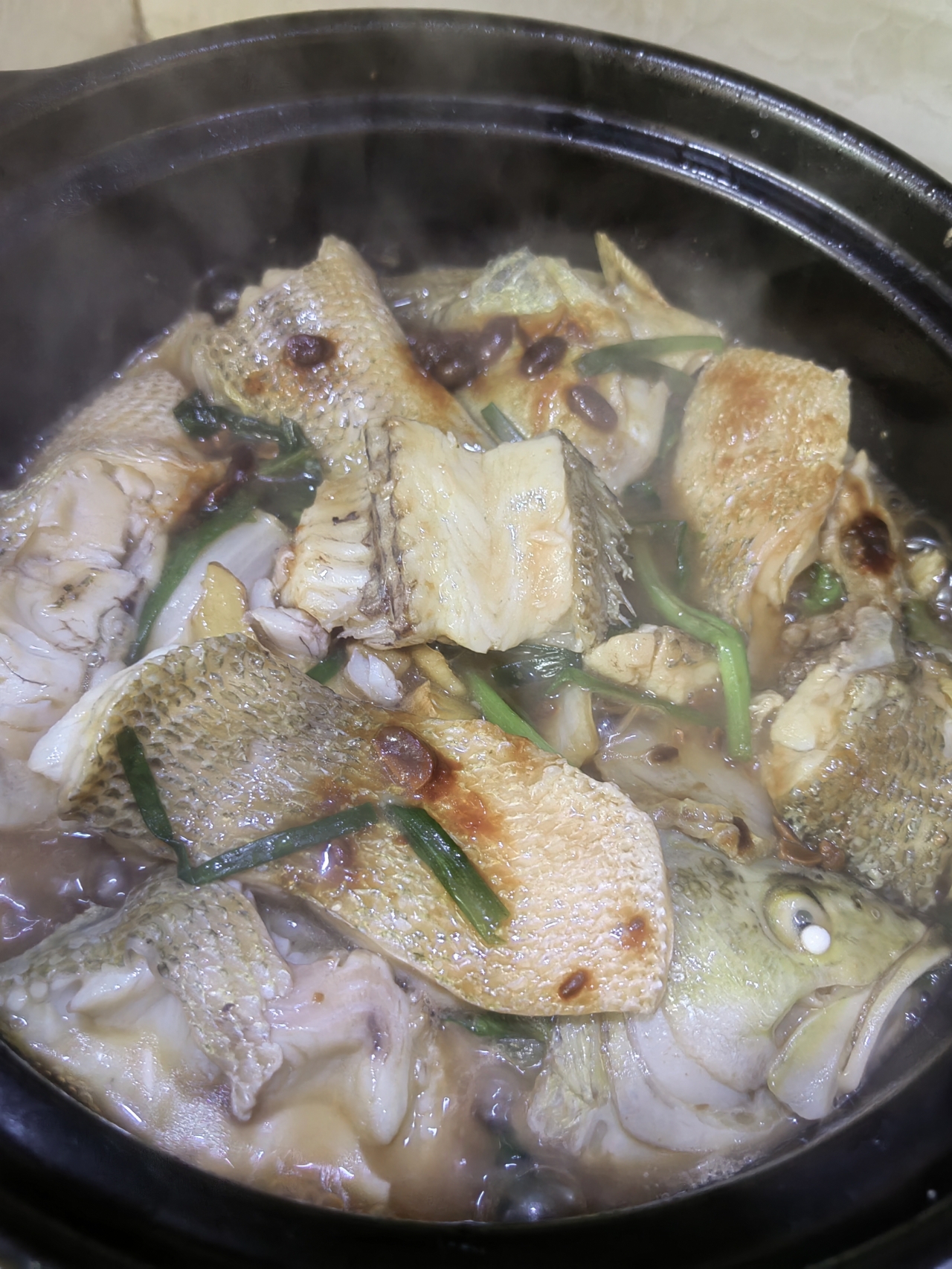 砂锅焖鱼煲