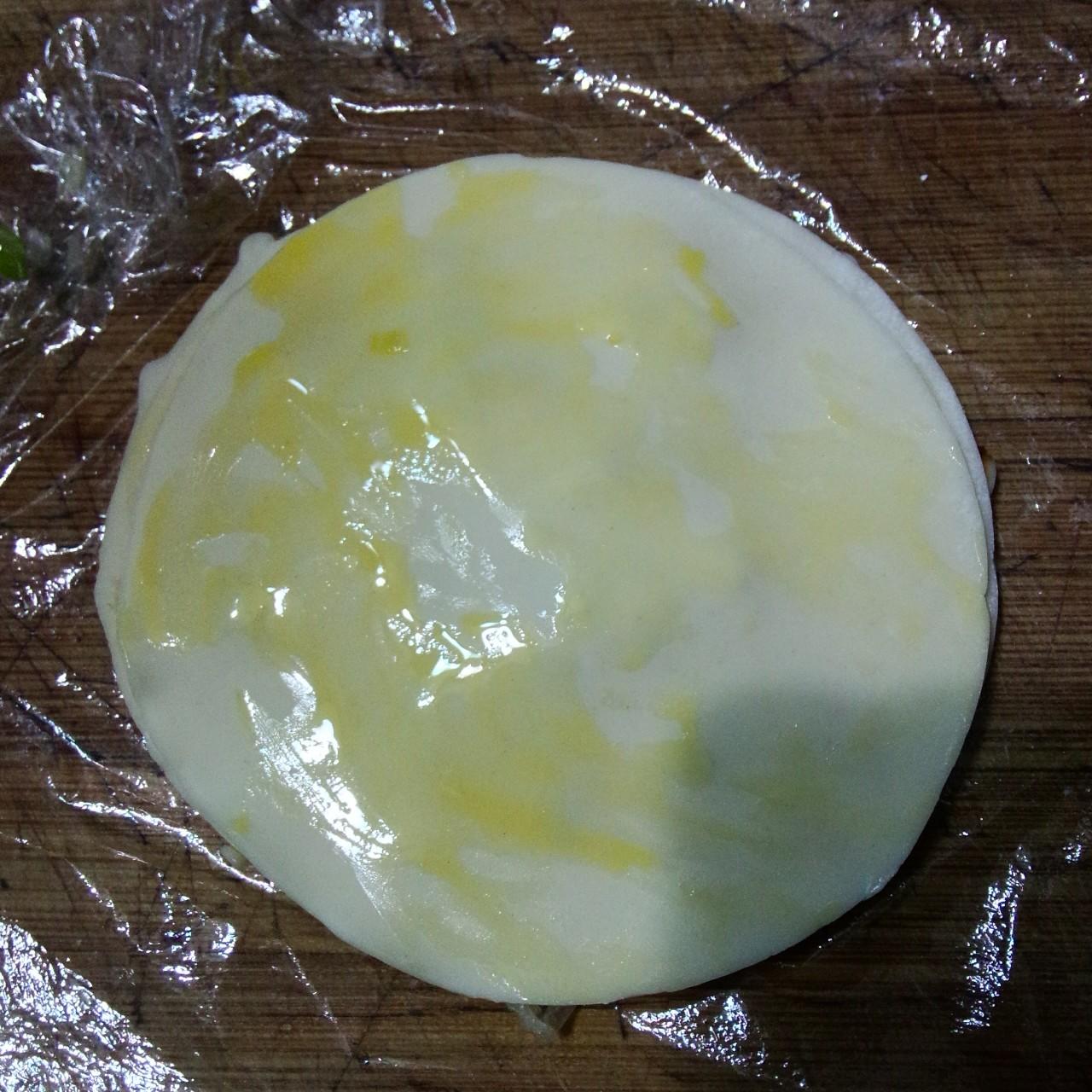 少油版葱油饼（饺子皮版）的做法 步骤2
