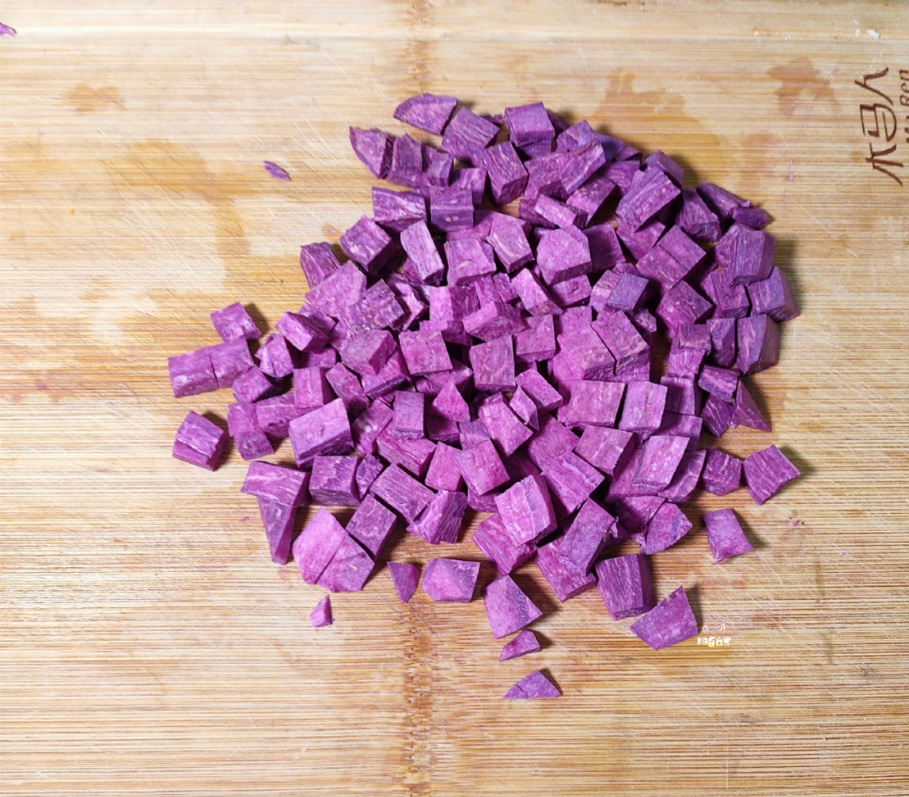 紫薯粥（不变颜色技巧）紫薯大米粥（适合一岁以上婴幼儿辅食）电饭煲版的做法 步骤2