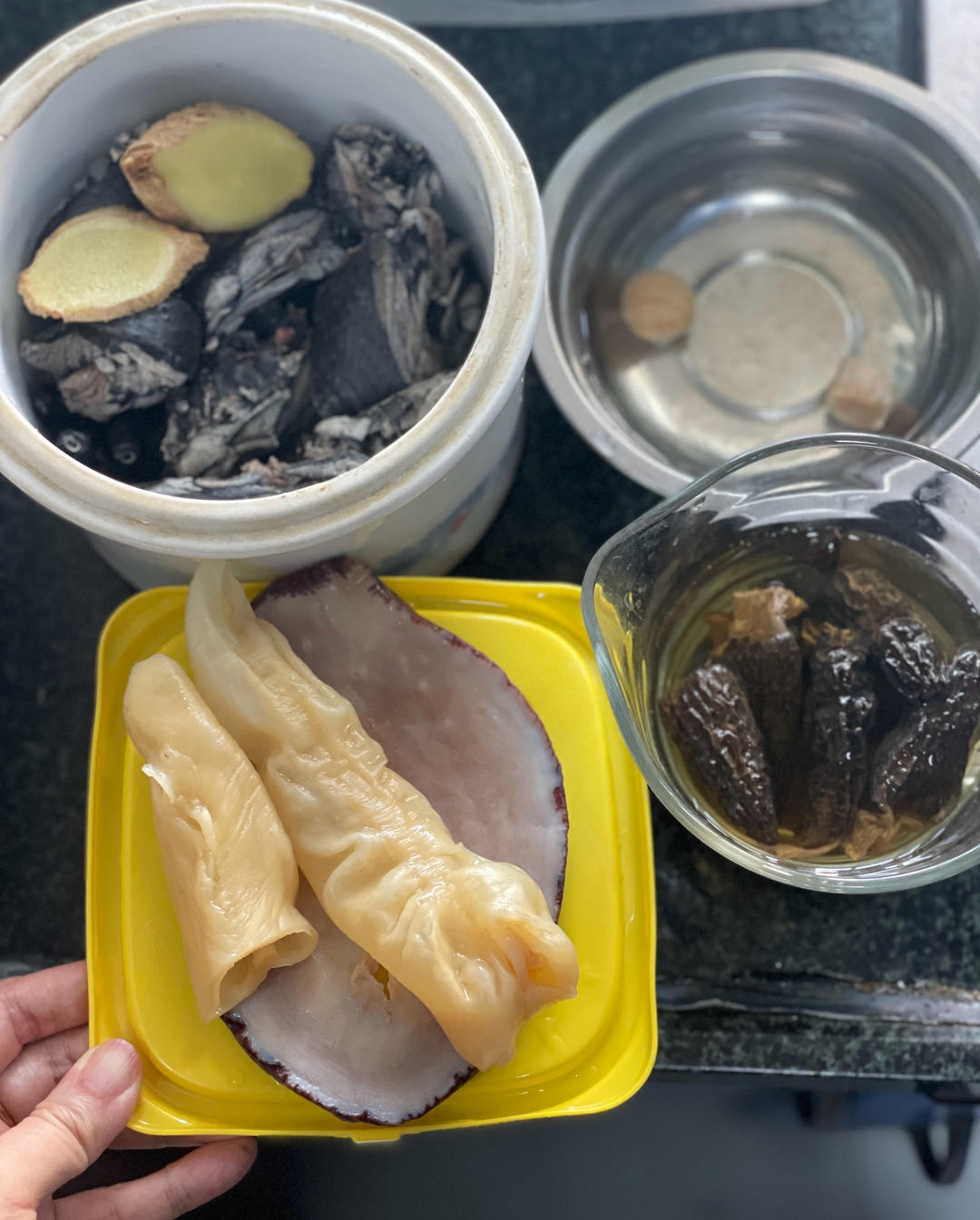 花胶羊肚菌煲鸡汤