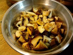 香菇腊味咸肉粽的做法 步骤4