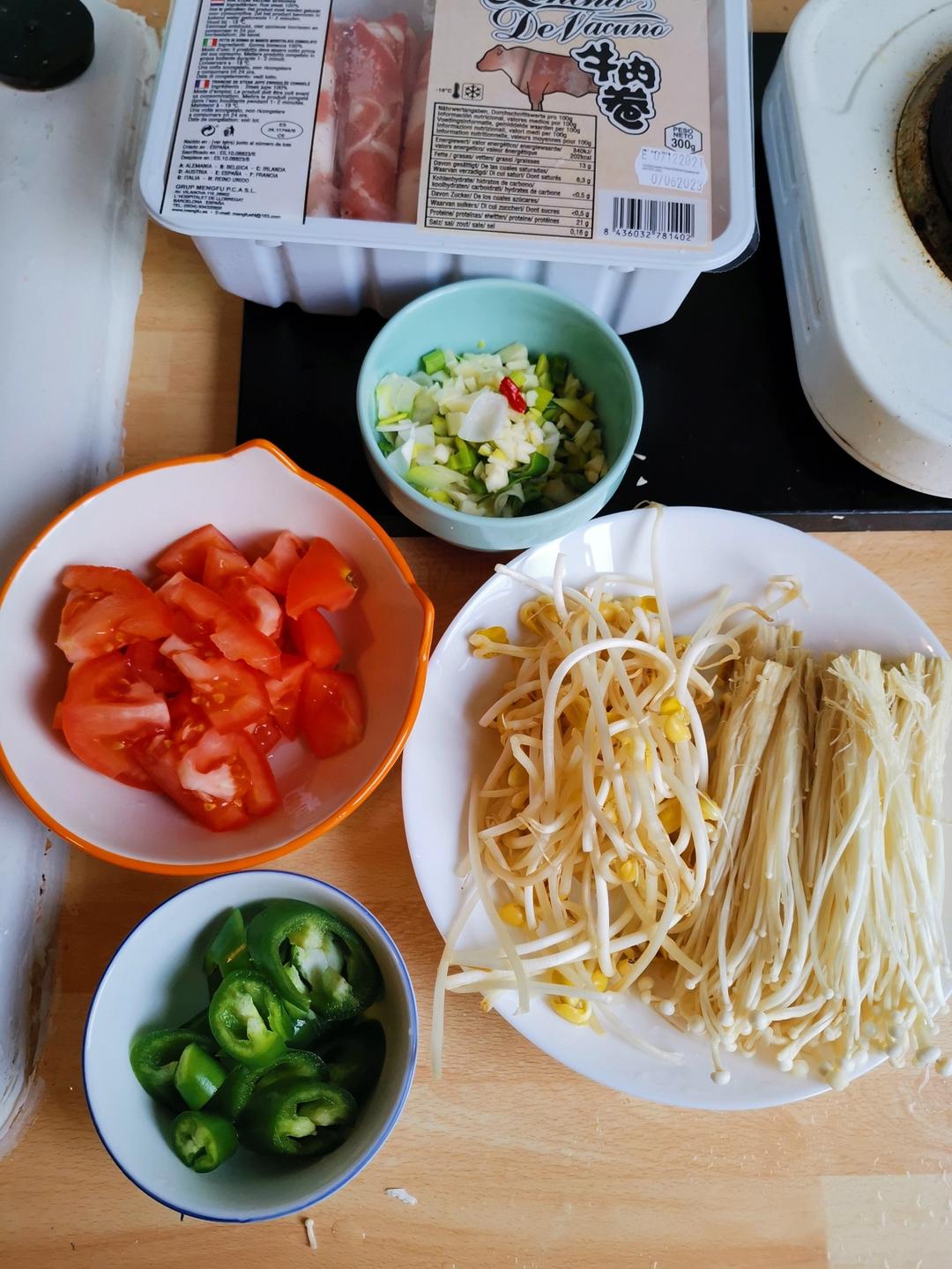 酸汤肥牛金针菇