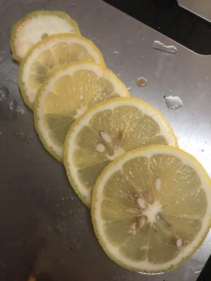 百香果柠檬蜂蜜水的做法 步骤3