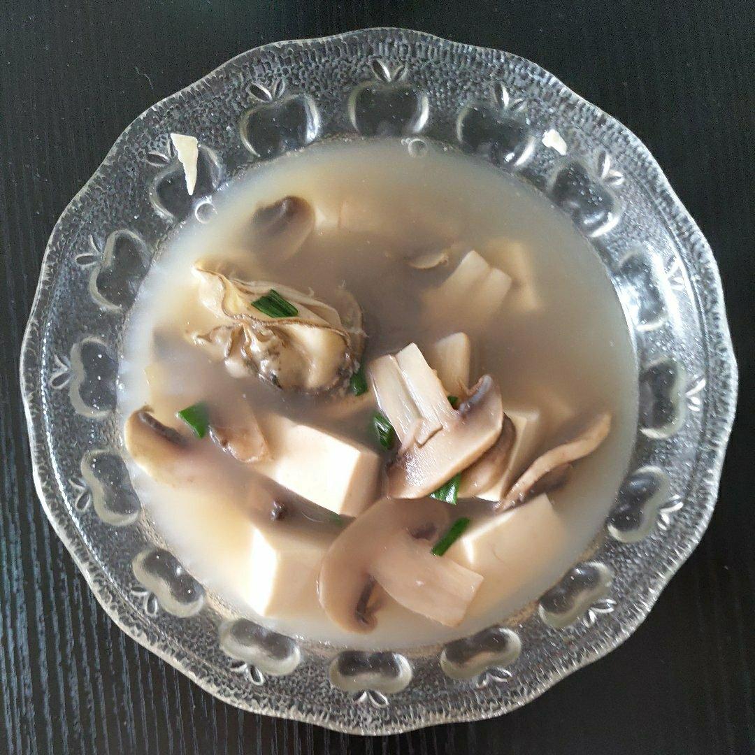 牡蛎菌菇豆腐汤