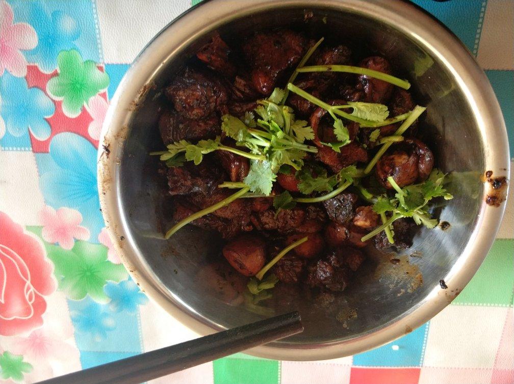 加了鹌鹑蛋后，这盘红烧肉，美味的逆天啦——鹌鹑蛋烧肉（孔瑶食谱）