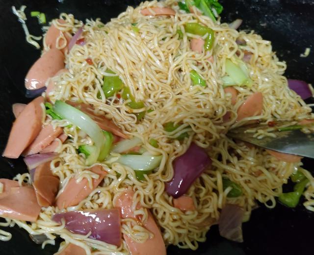 泡面简单新吃法之家庭版炒面的做法