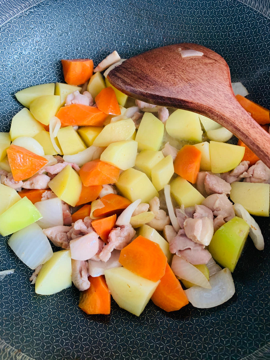 咖喱土豆鸡肉饭的做法 步骤3