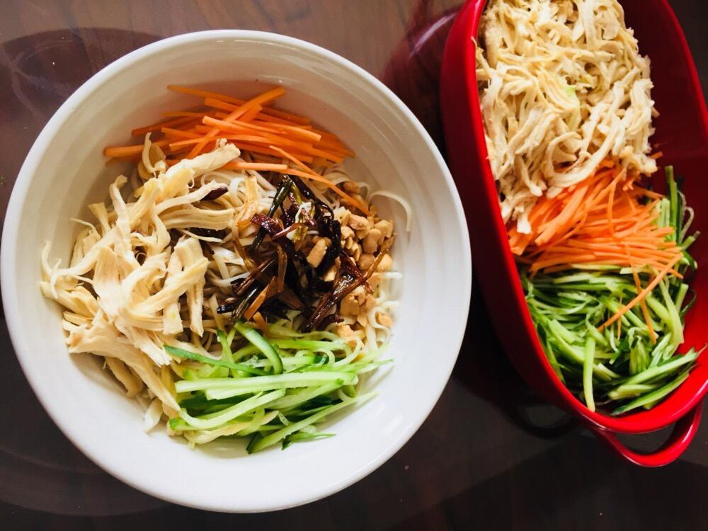 【葱油鸡丝凉面】